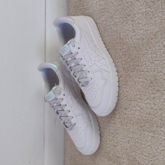 Women's Asics size 7 color white court shoe - Picture 4 of 6